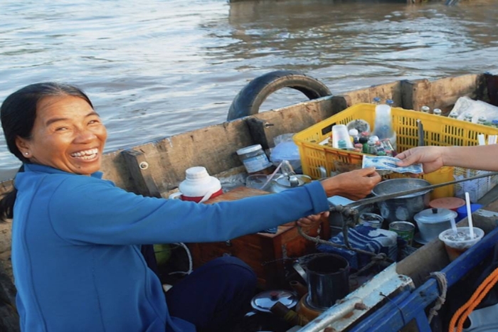 Early morning at Phong Điền Floating Market