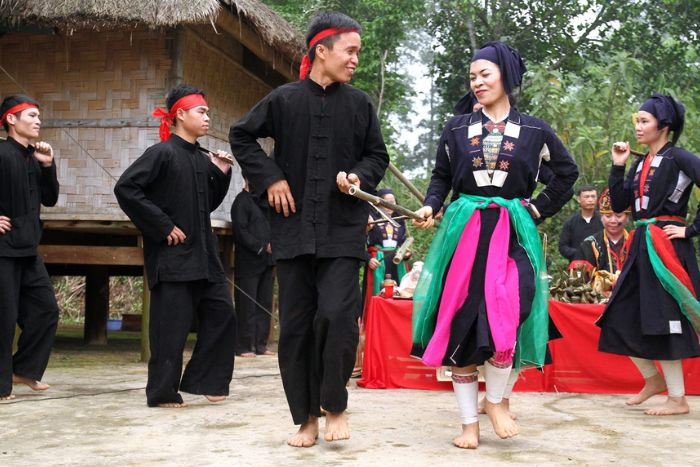 Tac Xinh – Traditional dance of the San Chi people