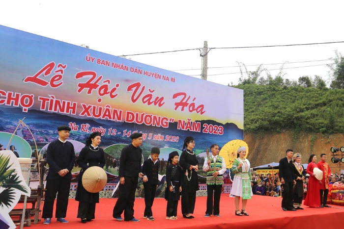Xuan Duong Love Market near Ba Be Bac Kan