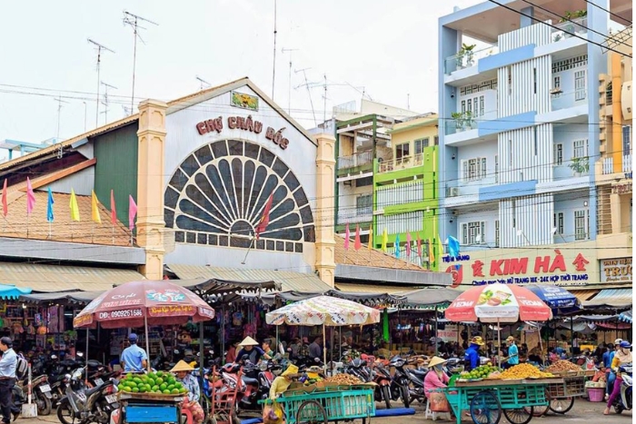 Stroll through Chau Doc Market
