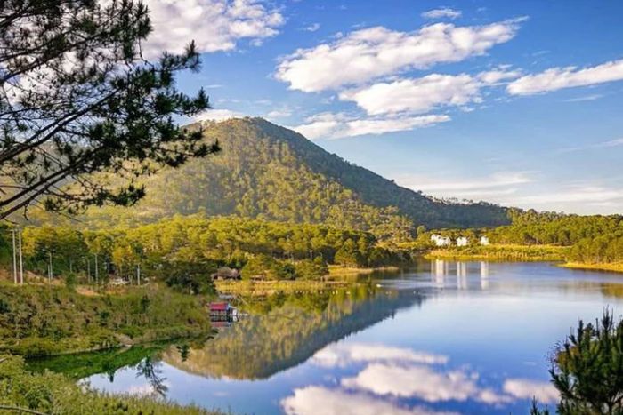 Tuyen Lam Lake – A peaceful spot surrounded by pine forests