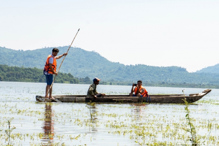 Traveling in Buon Ma Thuot - Traditional canoe navigation on Lak Lake