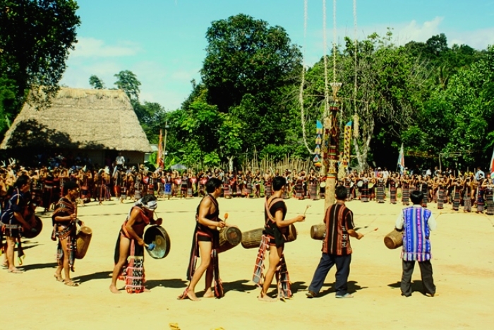 Sacred rhythms of the cồng chiêng when traveling in Pleiku