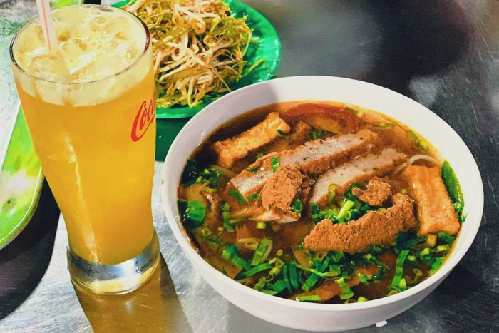 Final meal on the island - bún riêu cua, Con Dao style