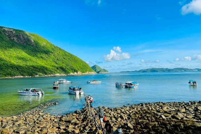 Sailing by boat to Bay Canh Island in the early morning