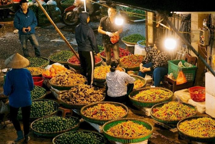Local market in Hanoi, the first culinary immersion