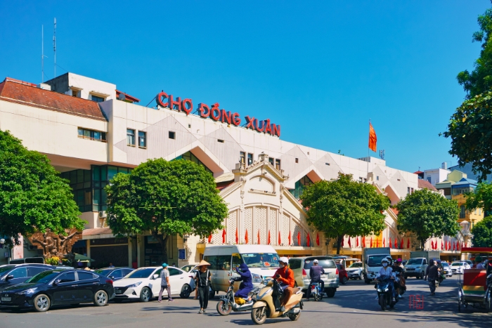 Local life unfolds at Dong Xuan Market