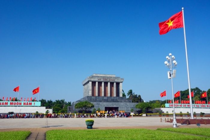 Solemn atmosphere at the Ho Chi Minh Mausoleum, a highlight of my 24h in Hanoi