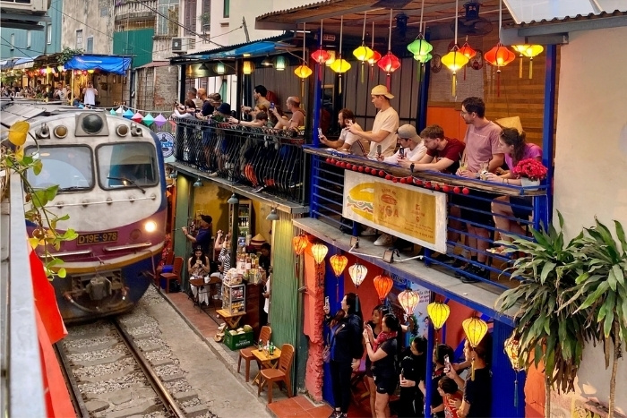 Hanoi&rsquo;s famous Train Street