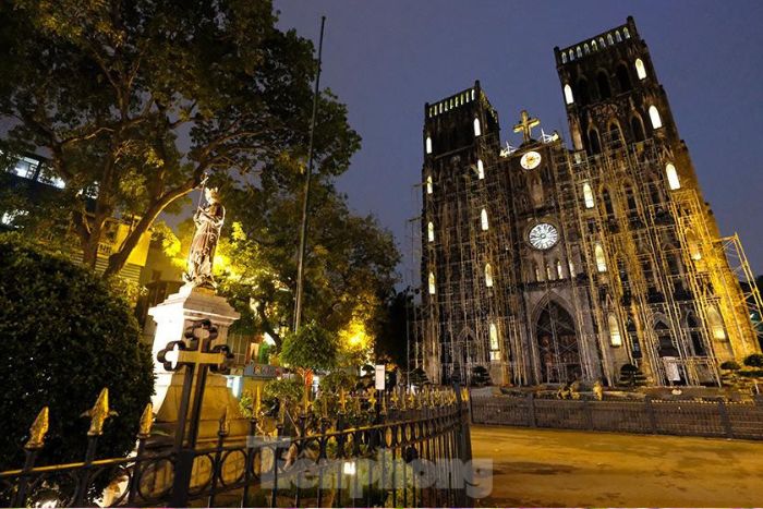 Cathedral Saint Joseph Hanoi completely changes the atmosphere in the evening