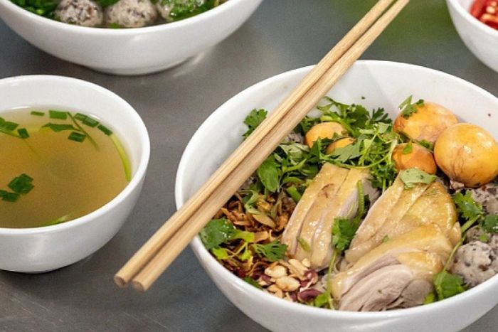 Pho Nguyet is a chicken pho restaurant extremely famous in Hanoi