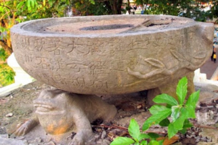 Dai Nghien is an inkstone-shaped structure located next to the Pen Tower at Ngoc Son Temple in Hanoi