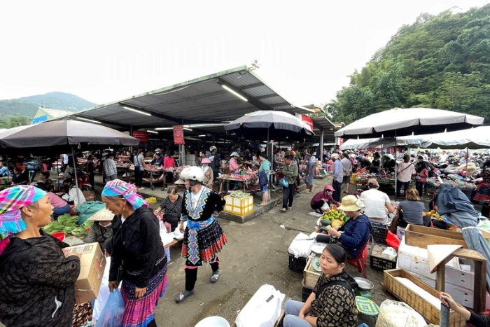 The traditional market of San Thang Village