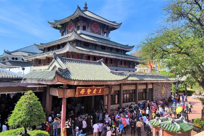 Visit the Mekong Delta with the Ba Chua Xu temple in An Giang