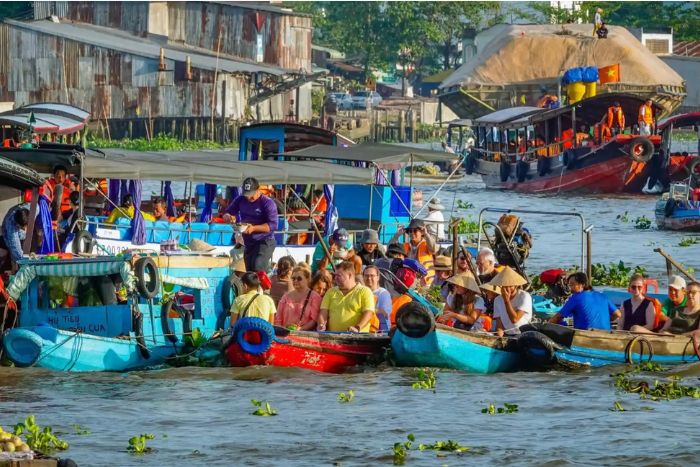 Exploring floating markets at sunrise is one of the top things to do in Mekong Delta tour
