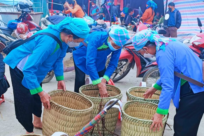 Ethnic Groups at the Ch&acirc;u market in Sapa