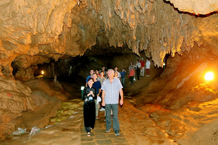Visit Nguom Ngao Cave in Cao Bang Vietnam