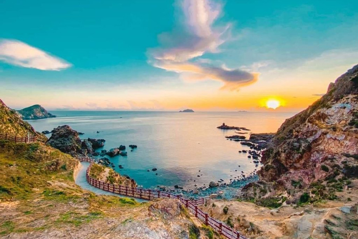 Eo Gió Quy Nhơn -  "balcony overlooking the sea"