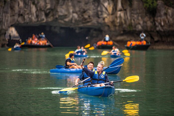Kayak adventure in Halong bay in North Vietnam 2-week itinerary