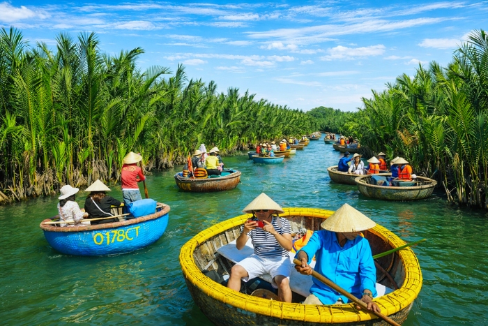 Turning with the water: The basket boat experience in Bay Mau