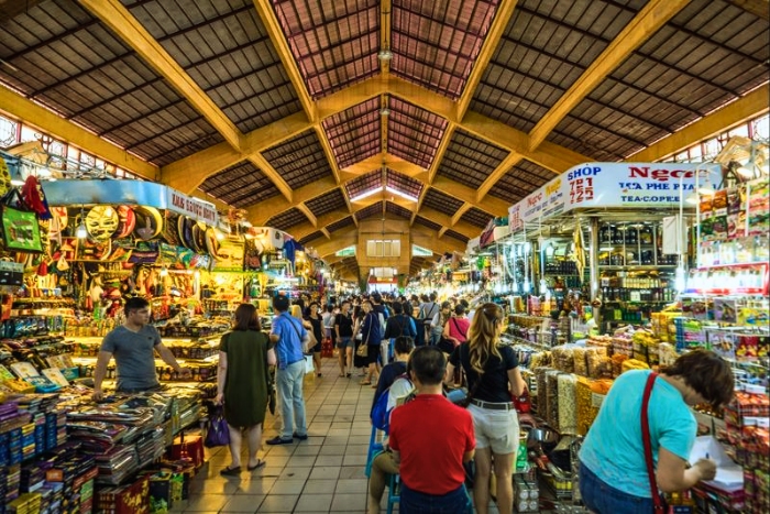 Last purchases at Ben Thanh Market before the end of the journey