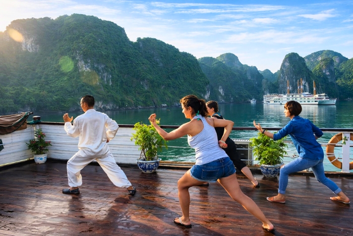 Tai chi at daybreak, when the body follows the rhythm of the sea