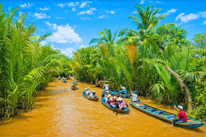 Navigating between sky and palms, in the intimacy of the Mekong canals