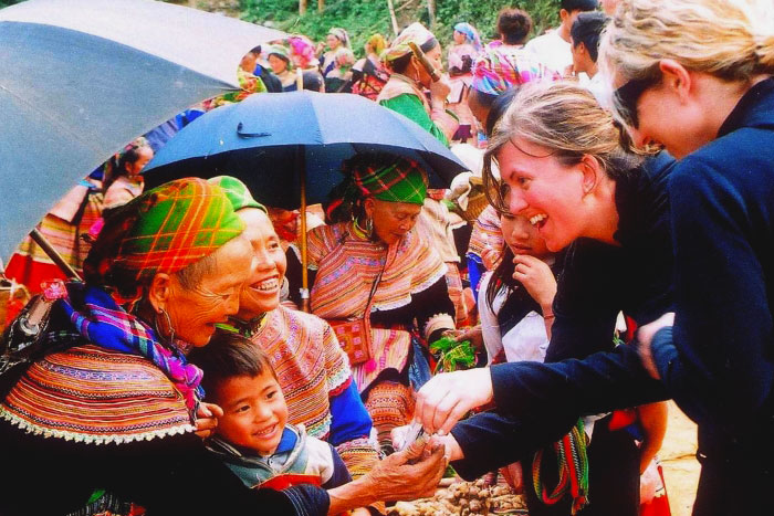 Dive into the Bac Ha market