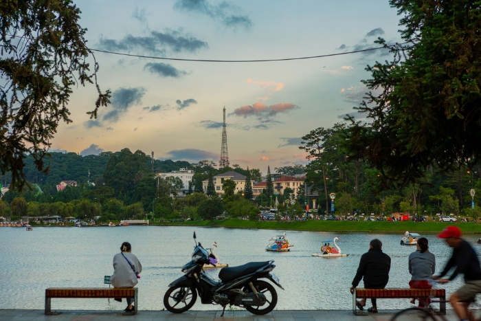 Look for things to do in Da Lat with family? Walk around Xuan Huong Lake