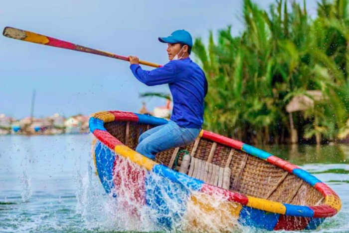 Basket boat rowing demonstrations