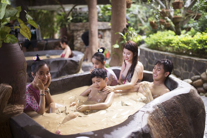 Mineral mud bath, a gentle and rejuvenating experience