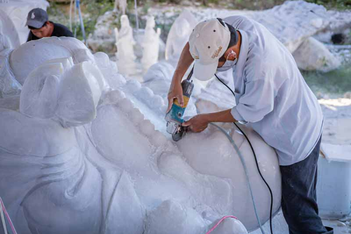 Visit the Non Nuoc handicraft village