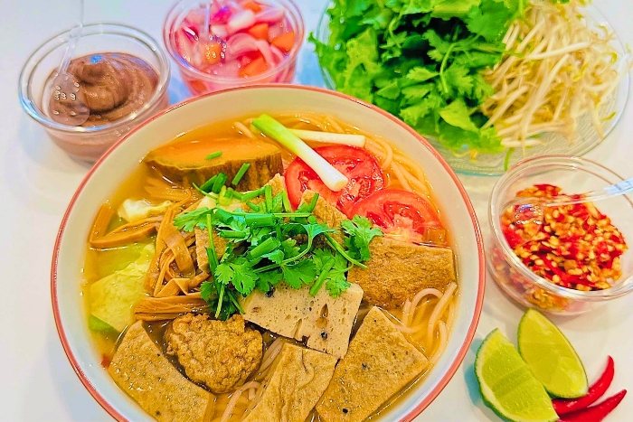 A warm bowl of b&uacute;n chả c&aacute; for a midday pause