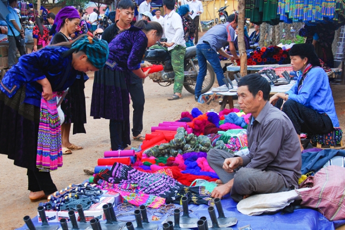 Immersion in local life at Muong Thanh market