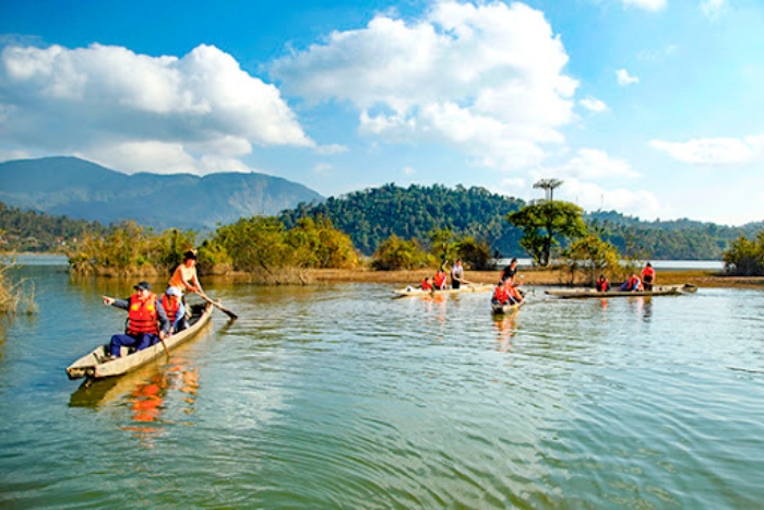 Boat ride on Pa Khoang Lake, natural jewel of Dien Bien