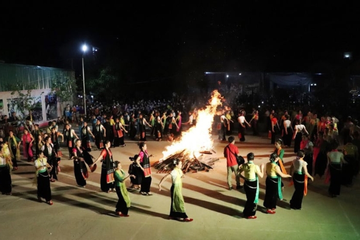 Cultural discovery in Dien Bien – sharing the Xòe dance with the Thai community
