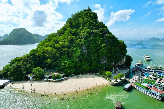 Titop Island, a must-visit stop on Hera Grand Cruise 2-day itinerary