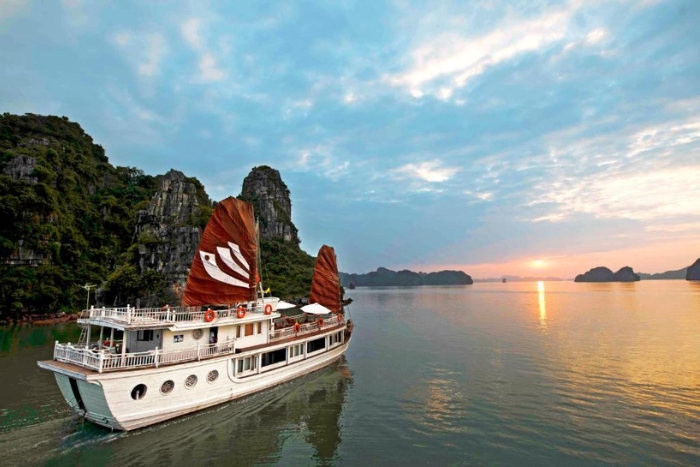 Spend memorable on Bhay Legend Halong private cruise 3 days