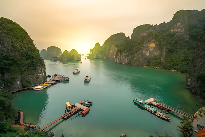 Admire the beauty of Lan Ha Bay