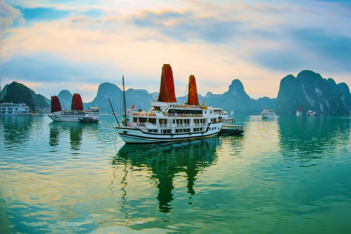 Enjoy overnight cruise in Halong Bay