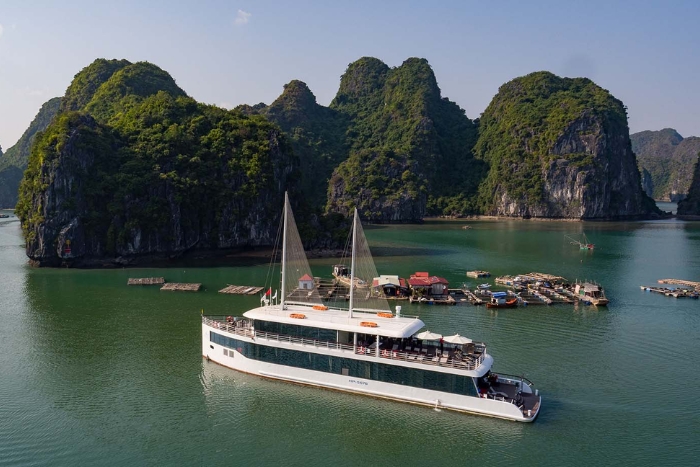 JadeSails luxury day cruise in Halong bay 