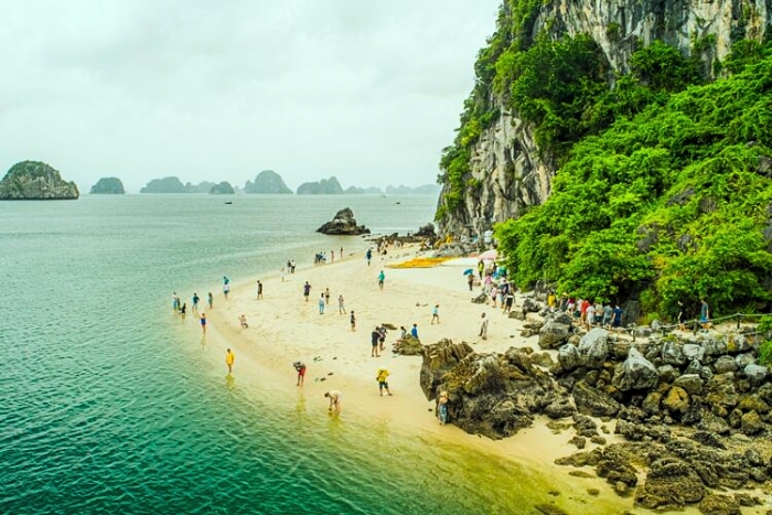 Between limestone islets and turquoise sea: Summer swimming in Halong Bay