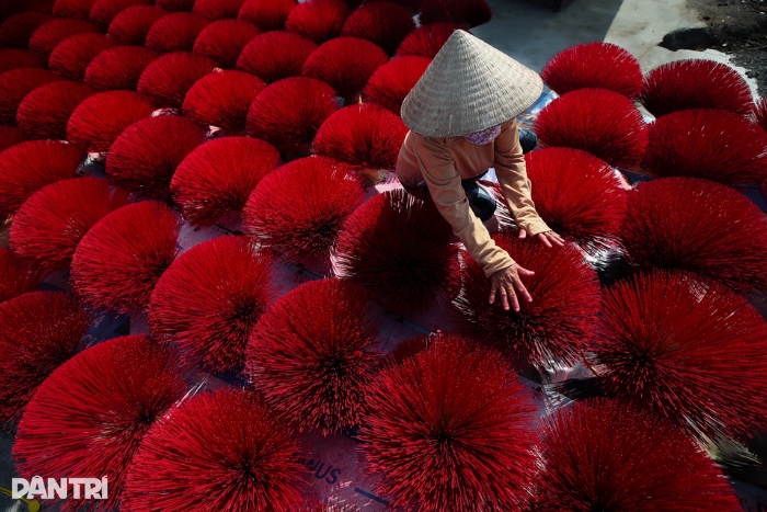 With more than a century of history, Le Minh Xuan incense village comes alive as Tet approaches