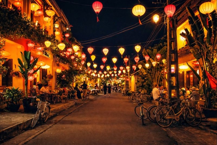 Hoi An at nightfall, between colors and reflections