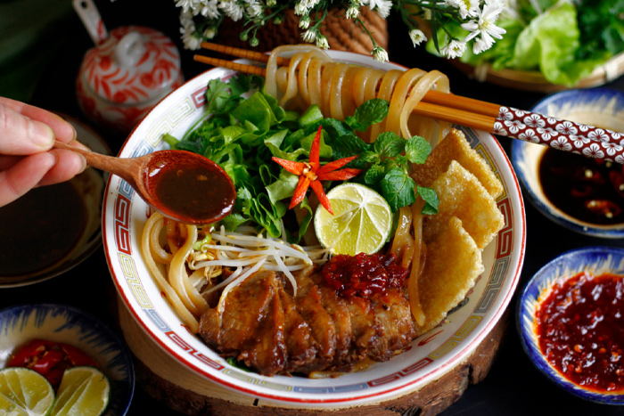 What to eat in Hoi An? Cao lau, the pride of Hoi An cuisine