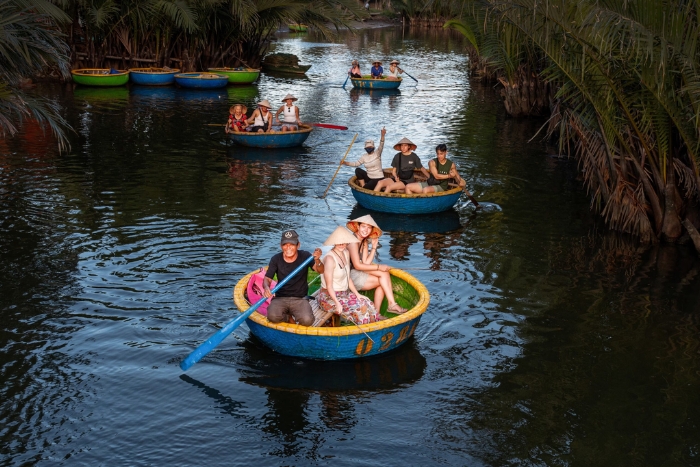 Experience of Vietnamese "thúng chai" during 2 weeks in Vietnam and Laos 