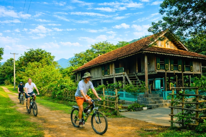 Cycling through the heart of Pom Coong Village, at the rhythm of local life