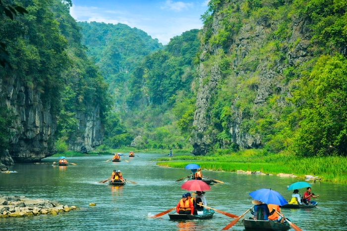 Navigating the Ngo Dong River, in the heart of the landscapes of Tam Coc