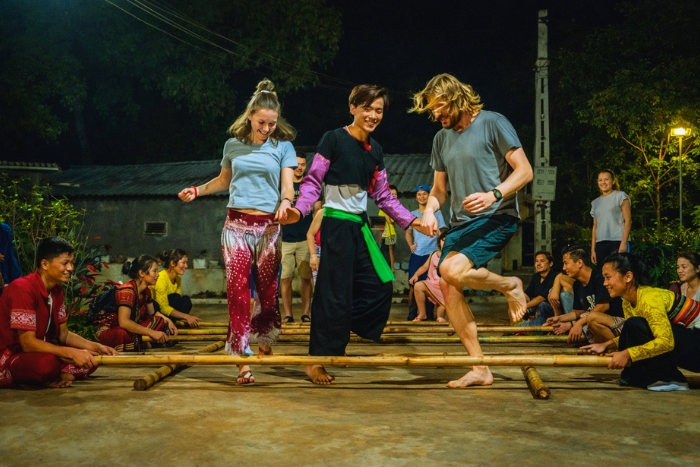 To the rhythm of traditional dances and music, a highlight of the Mai Chau Pu Luong Ninh 6 days itinerary