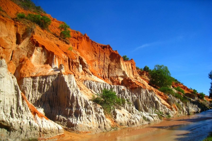Don't forget to visit Suoi Tien, the red stream between the sand dunes